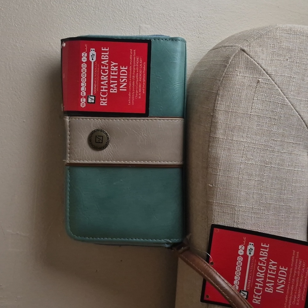 Stone Mountain Teal Cream Zip Around Wallet Wristlet W Rechargeable Battery New